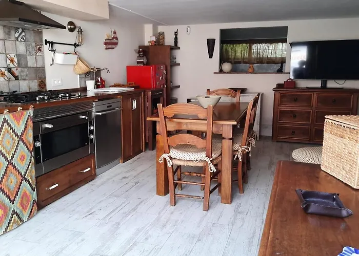 Un Apartamento Vacacional Con Detalles De Un Hogar