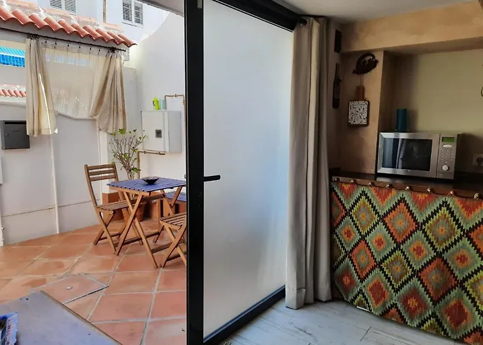 Un Apartamento Vacacional Con Detalles De Un Hogar