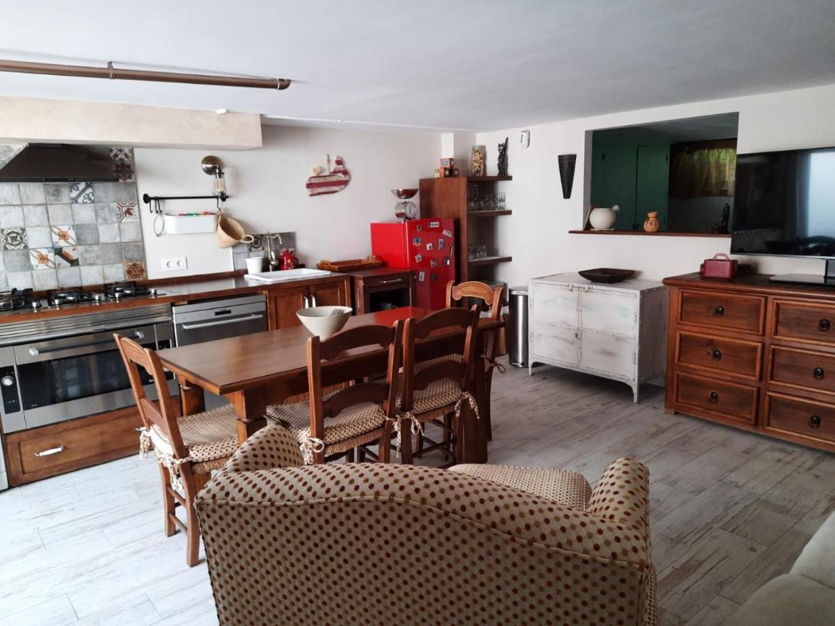 Un Vacacional Con Detalles De Un Hogar
