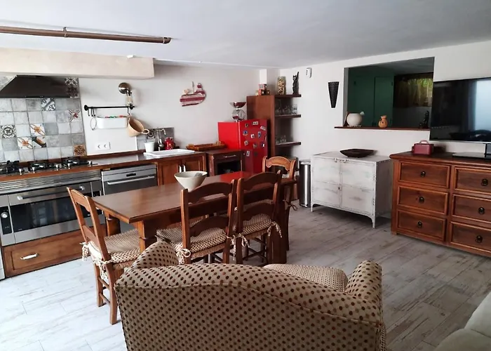 Un Apartamento Vacacional Con Detalles De Un Hogar