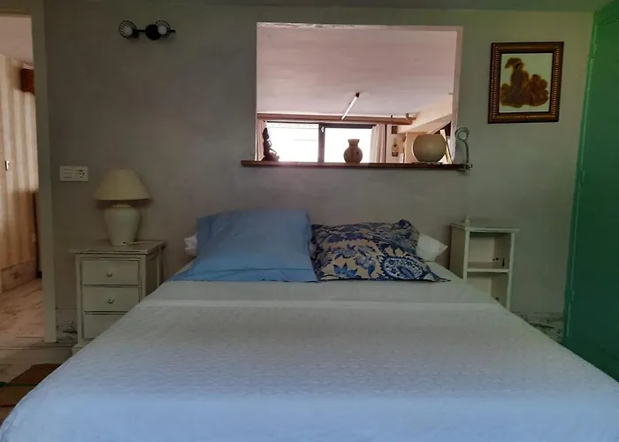 Un Apartamento Vacacional Con Detalles De Un Hogar